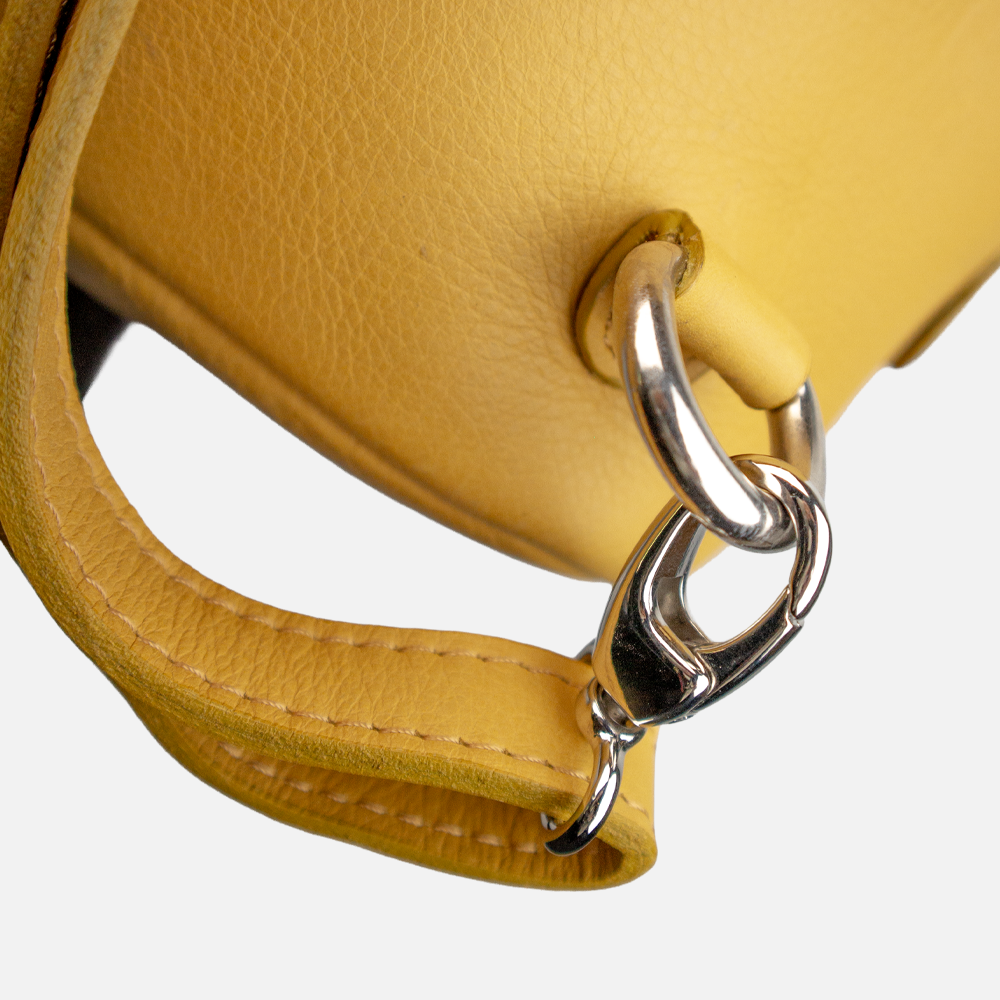 Close up view of the removable strap clip on the Hedghehogs ladies convertible backpack.