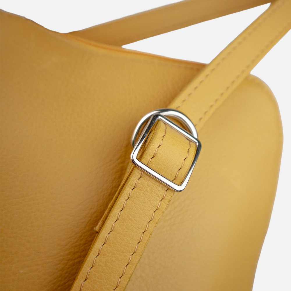 View of the hardware on the Hedgehogs ladies convertible backpack.